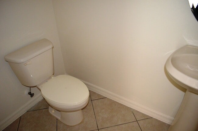 Building Photo - Cute 3/2.5 Townhouse with 2-Car Garage in Turtle Creek
