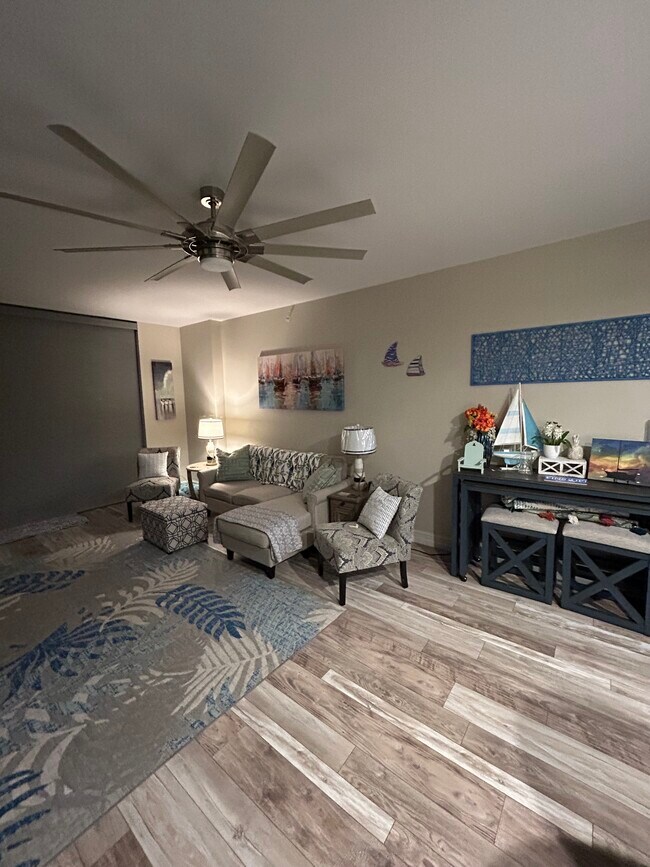 Building Photo - 3000 Oasis Grand Blvd