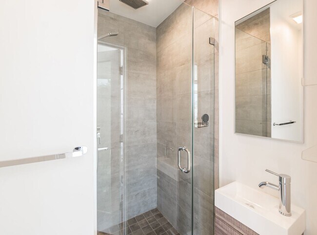 Building Photo - Three Bed Olde Kensington Home