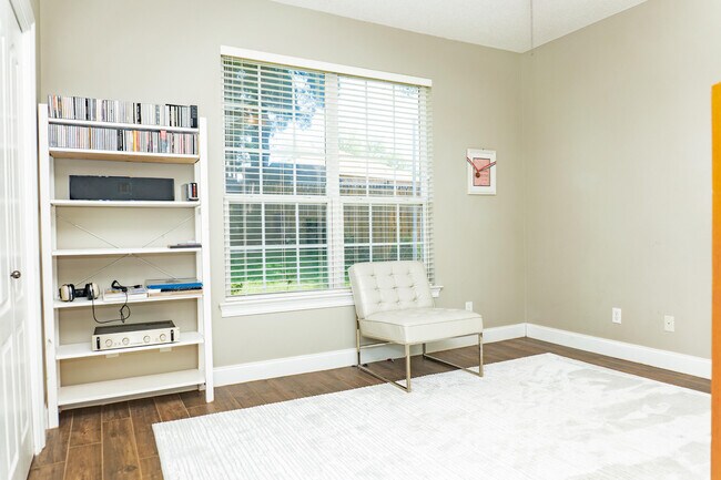 Building Photo - 606 Shoal River Dr