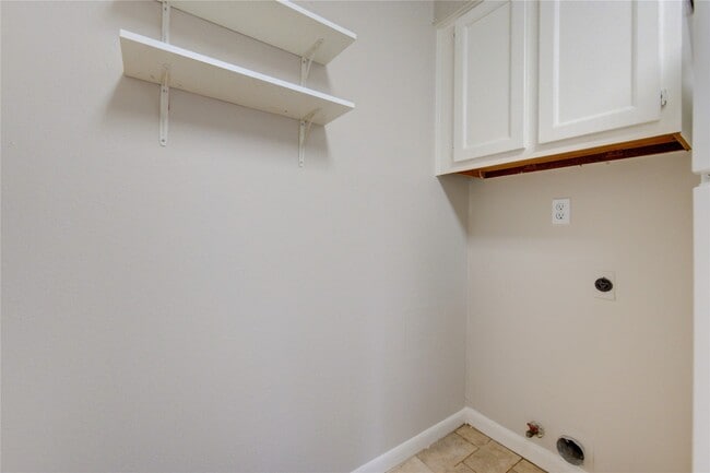 Building Photo - 212 Quaker Dr