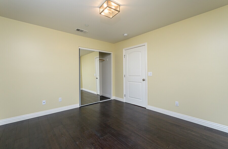 Building Photo - 736 N Wilton Pl