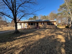 Building Photo - Welcome to this charming 3-bedroom, 2-bathroom home located in the desirable west side of Russell...