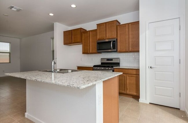 Building Photo - Comfortable living in a quiet neighborhood