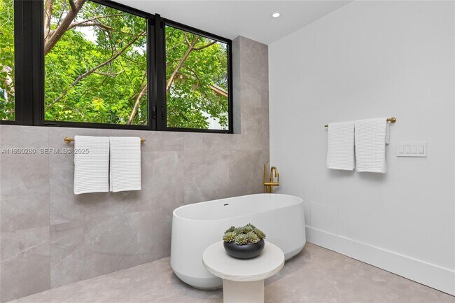 Building Photo - 4024 Bonita Ave