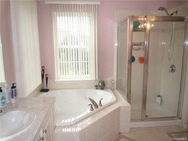 Building Photo - 6 Blackmoor Ct