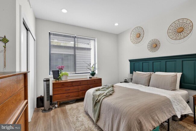 Building Photo - 381 Martin St