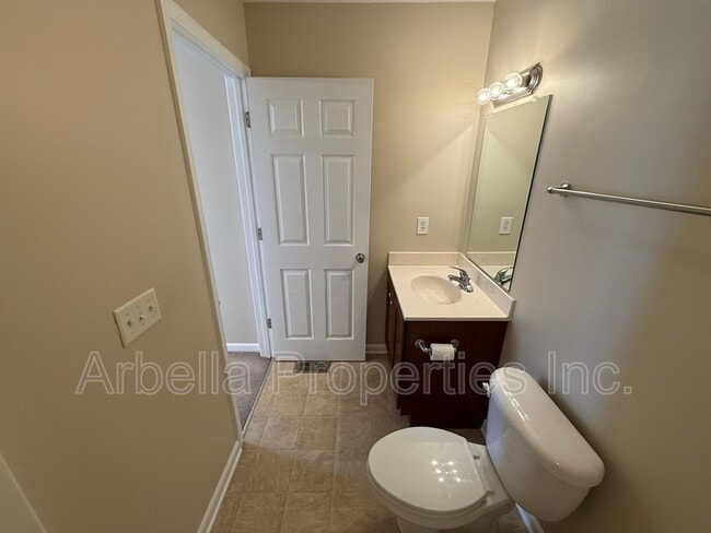 Building Photo - 2121 S Greenwood Dr