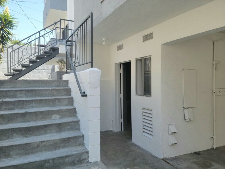 Building Photo - 825 S Bedford St