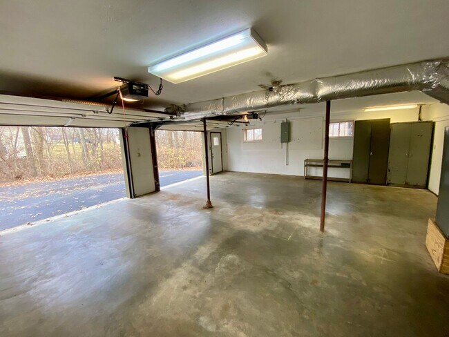 Building Photo - 3925 Halehaven Dr