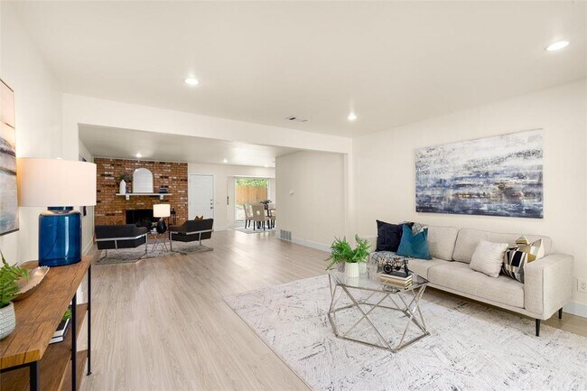 Building Photo - 3205 Santa Monica Dr