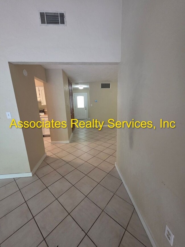 Building Photo - 3/2 North West!- 2 Weeks Free rent with im...