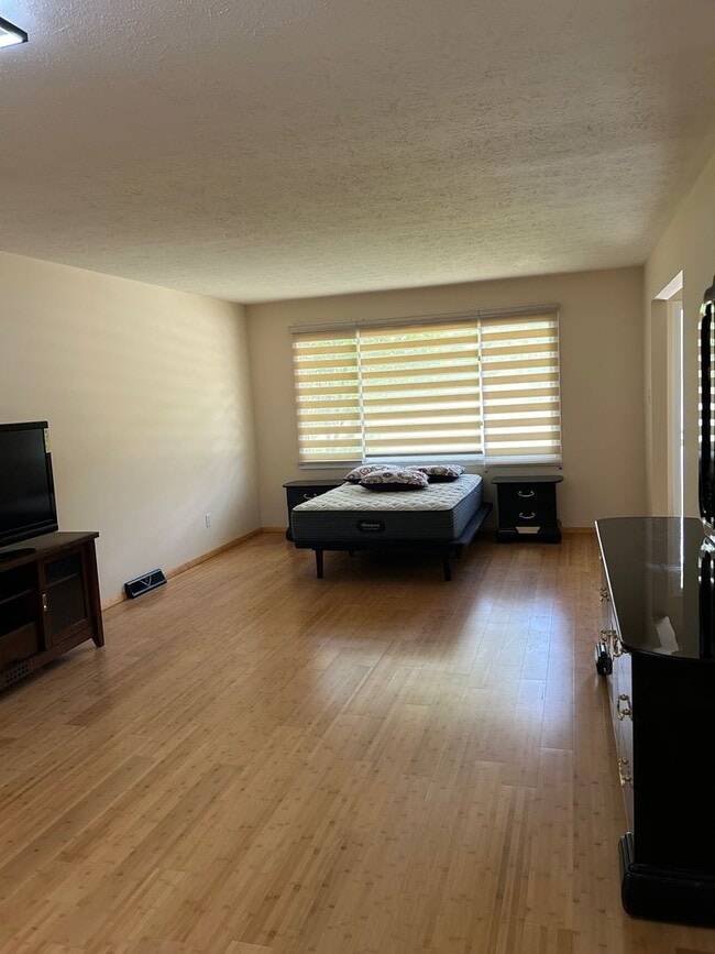 Building Photo - 3 Bedrooms One Floor Ranch House with 2 car attached garage in Lyndhurst