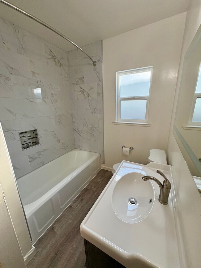Building Photo - Updated and Stunning 2bed/1bath home in Mi...
