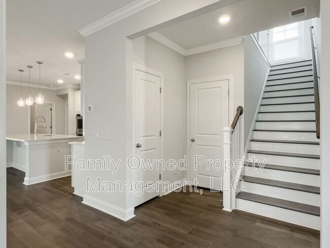 Building Photo - 208 Shortmarsh St