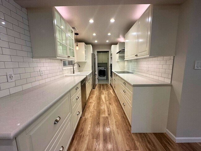 Building Photo - Beautiful Ranch-Style Home in Desirable Sn...