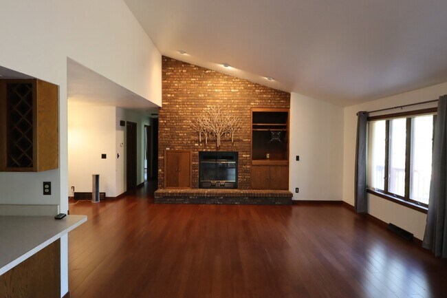 Building Photo - Stunning 4 Bedroom Home with Pond Access