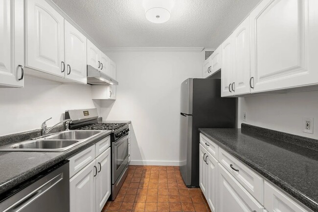 Building Photo - 33 Pond Ave