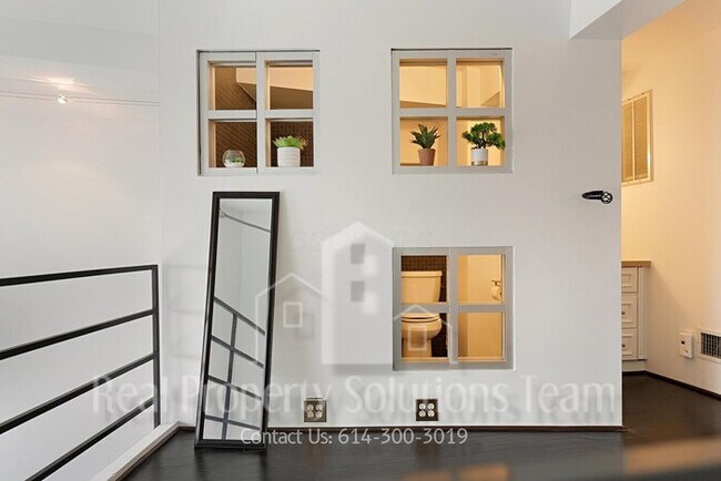 Building Photo - Downtown Condo!