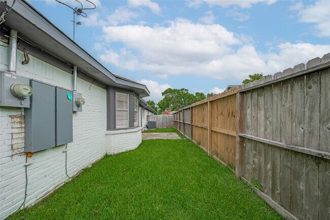 Building Photo - 605 Sorrento Dr