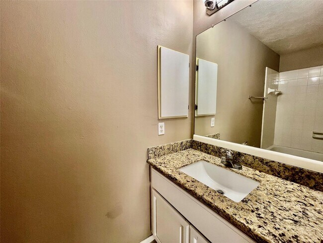 Building Photo - 146 Skycrest Dr