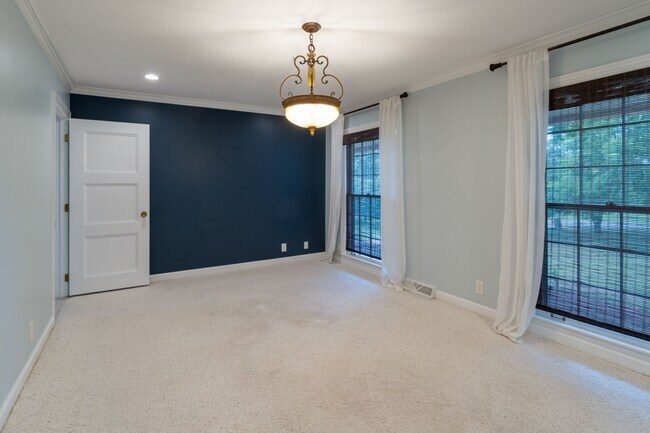 Building Photo - Single Family Home on almost an acre, 4 be...