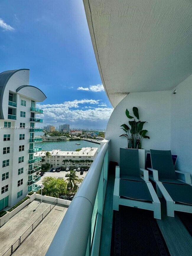 Building Photo - 7900 Harbor Island Dr