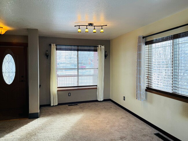 Building Photo - 3 Bed - 2 Bath - Fenced Yard