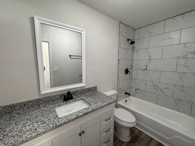 Building Photo - 3 Bed 2 Bath 2 Car Garage in Strafford MO