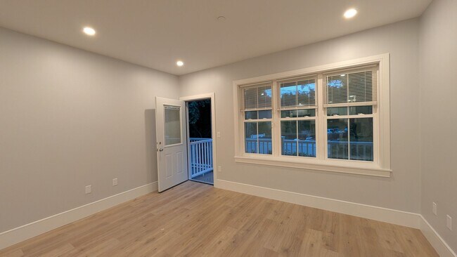 Building Photo - Brand New Unit for 8/1 - 2-Bed/2-Ba w/ Laundry in Unit
