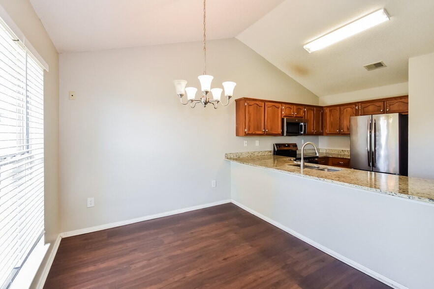 Building Photo - 9105 Belmont Dr