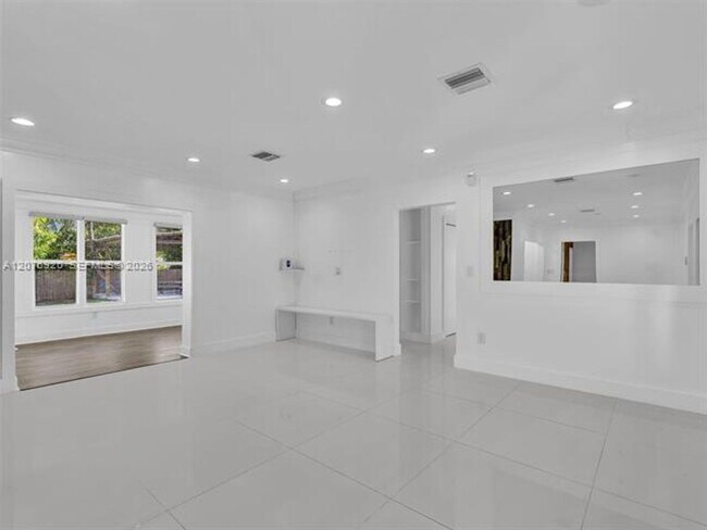 Building Photo - 1647 NE 146th St
