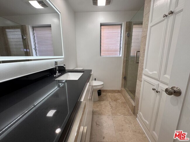 Building Photo - 8550 Holloway Dr
