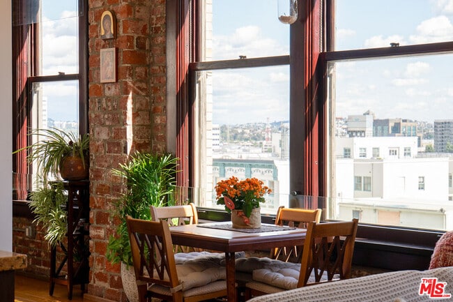 Building Photo - 460 S Spring St