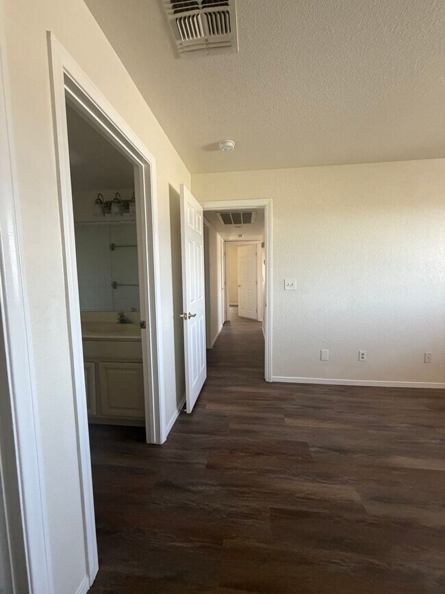 Building Photo - Henderson Cute 2 Bedroom Condominium
