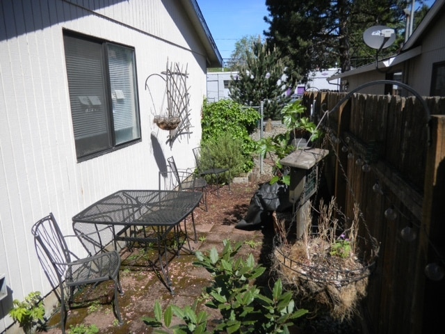 Private lockable side patio - 1124 SE Umatilla St