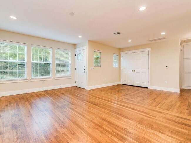 Building Photo - 4500 Mt Vernon Dr