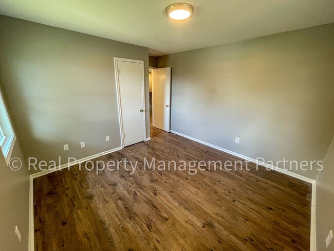 Building Photo - 3920 Camelot Dr SE
