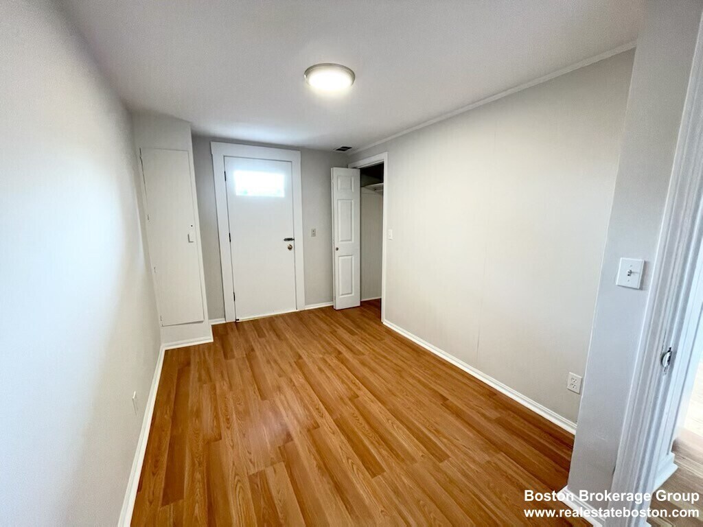 Building Photo - 107 Buttonwood St