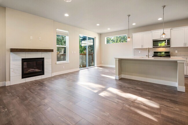 Building Photo - Stunning 3BD/3BATH Home in the Heart of Hi...