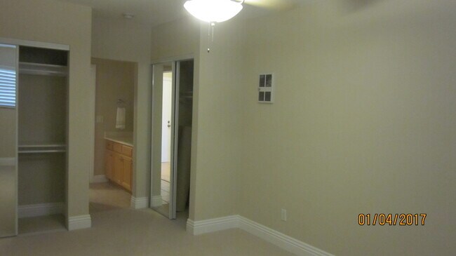 Building Photo - HILLCREST - 1 BED / 1 BATH TOP FLOOR CONDO.