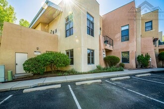 Building Photo - Bright Midtown Studio Loft