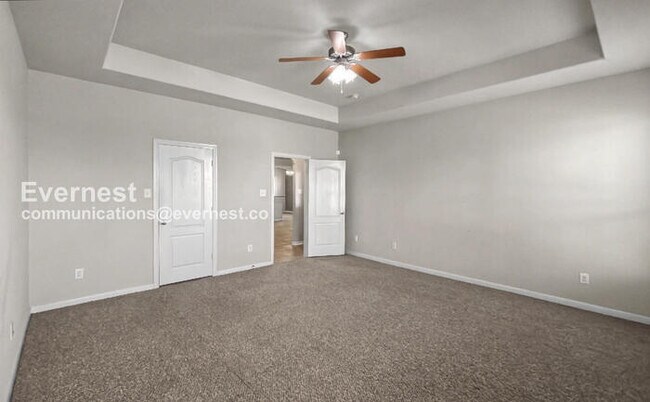 Building Photo - 3 Bed, 2 Bath Home with Fenced Yard & Garage / Pet-Friendly / Available Now!