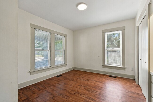 Building Photo - 403 E 6th St