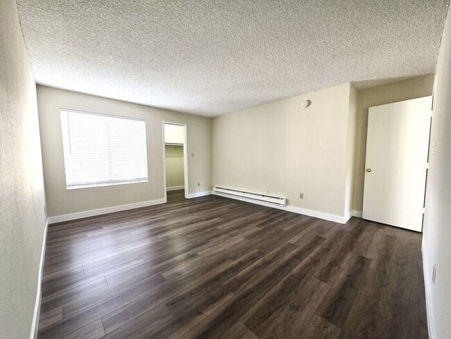 Building Photo - Updated Ground-Floor Two-bedroom One-bathr...