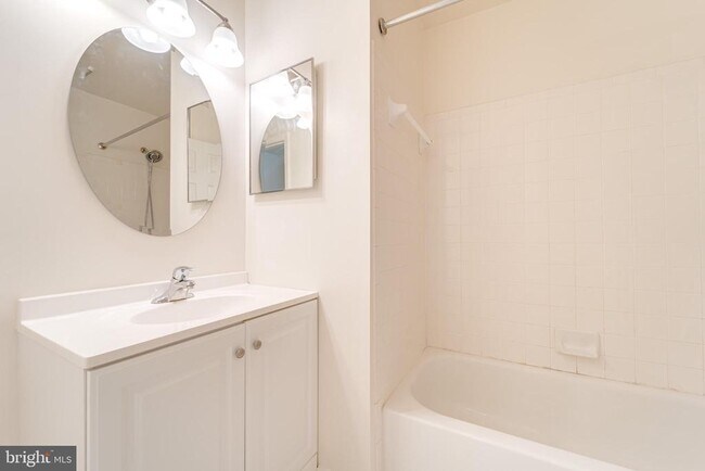 Building Photo - 4656 Kirkland Pl
