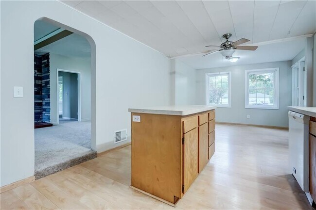 Building Photo - 4539 Dewey Ave