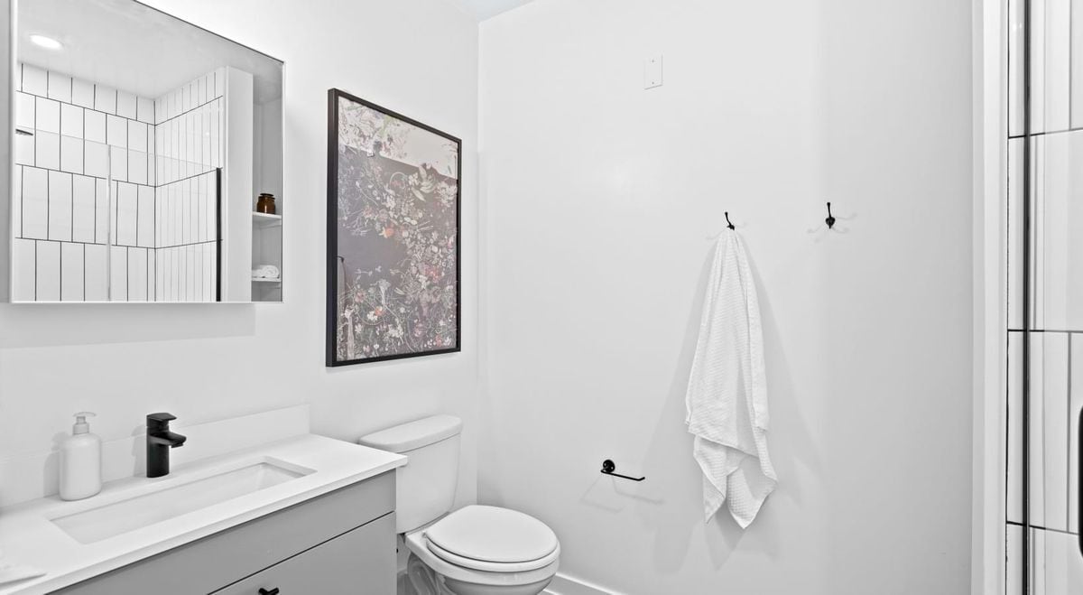 Building Photo - 1135 W Winona St