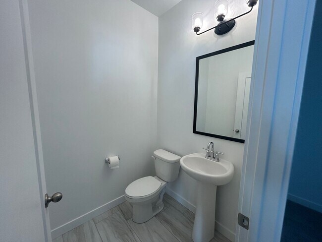 Building Photo - 3 Bedroom 2 Bathroom -Upstairs Apartment-Saddlebrook Dr. Santaquin