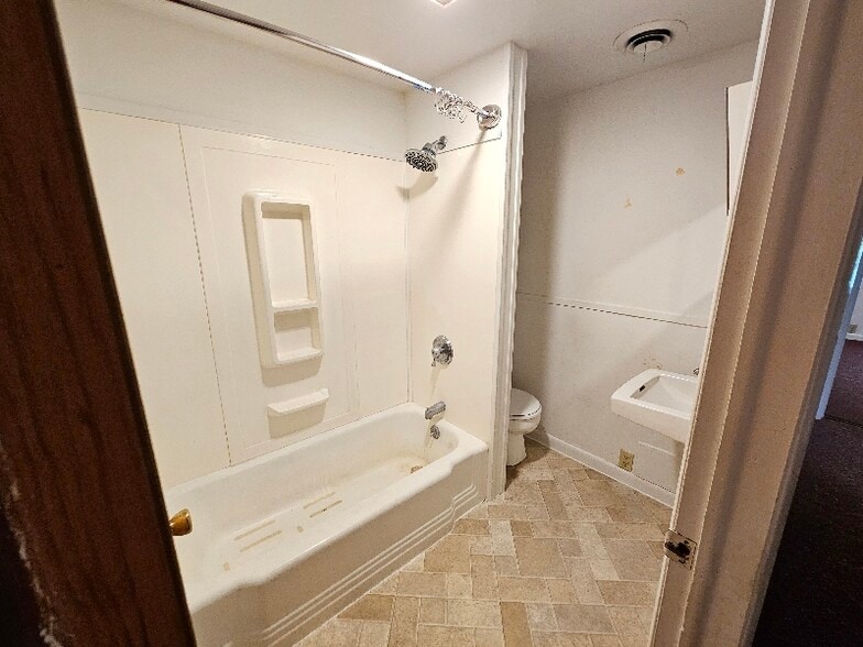 Building Photo - 6137 Memorial Dr